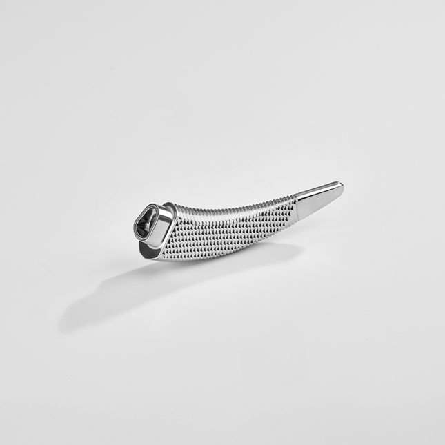 Ein metallisches, strukturiertes orthopädisches Implantat mit konischer, gebogener Form – vor einem schlichten weißen Hintergrund – zeigt die für die Drehlohnfertigung typische Präzision. Das Implantat hat eine netzartige Oberfläche und eine Fassung an einem Ende.